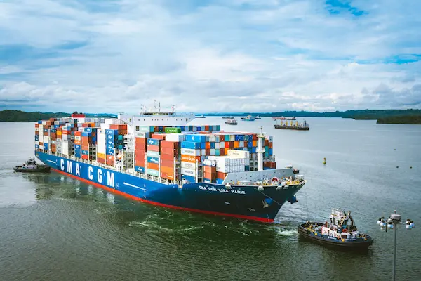 Qué tipos de embarcaciones transitan por el Canal de Panamá